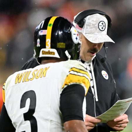 Report: Claims that Steelers OC Arthur Smith told Russell Wilson to stop calling audibles are completely false