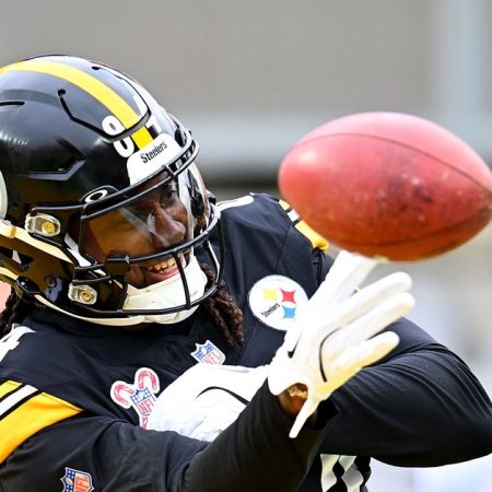 Steelers training camp: Jonnu Smith, Cordarrelle Patterson ‘day to day’ to open practice